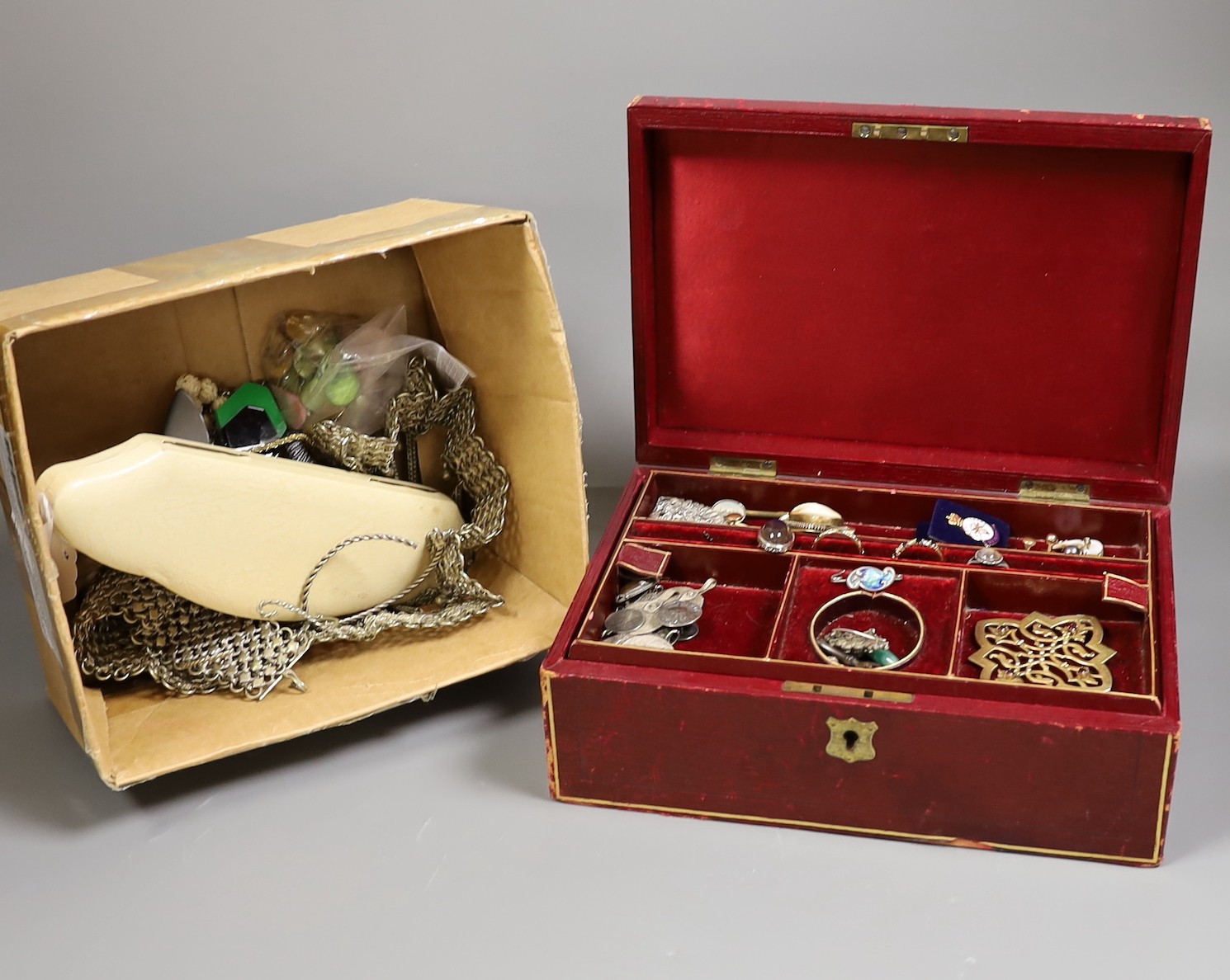 A quantity of assorted mainly costume jewellery.